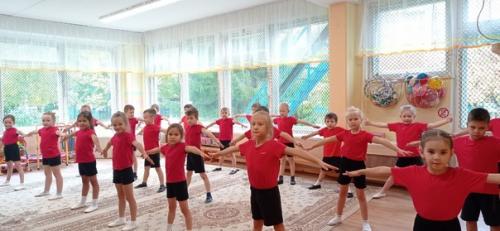 Зарядка - важная составляющая жизни любого человека, желающего быть здоровым и бодрым в течение всего дня. 02