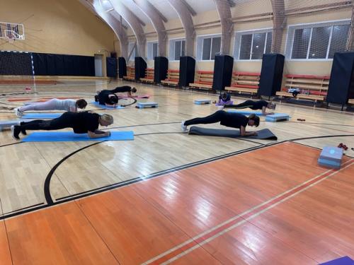 Тренировки по фитнесу обычно начинаются со степ - аэробики. 01