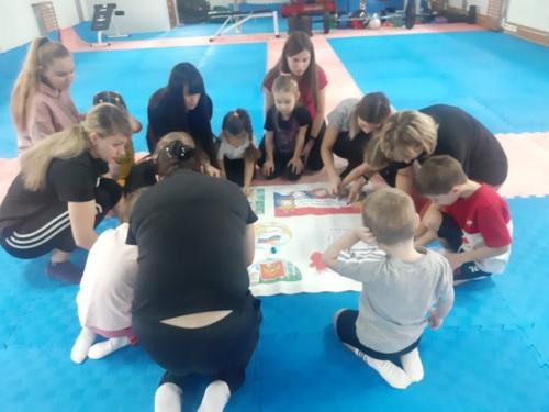 В праздничные выходные в группе Дюймовочка детского сада сказка прошёл тур выходного дня. 02