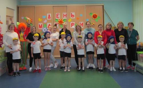 С 1998 года в России отмечается самый светлый, добрый, красивый праздник - день матери. 04 С 1998 года в России отмечается самый светлый, добрый, красивый праздник - день матери. 04