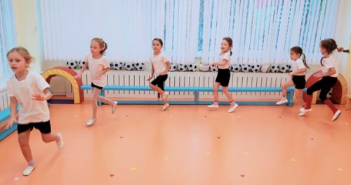 Фитнес аэробика - это ритмичная гимнастика, осуществляемая под веселую музыку. 04