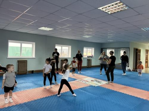 В праздничные выходные в группе Дюймовочка детского сада сказка прошёл тур выходного дня. 01