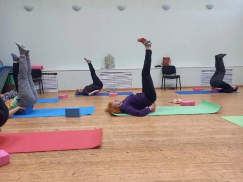 В группе фитнес 55+ провели тренировку по направлению фитнес - йога с использованием блоков. 02