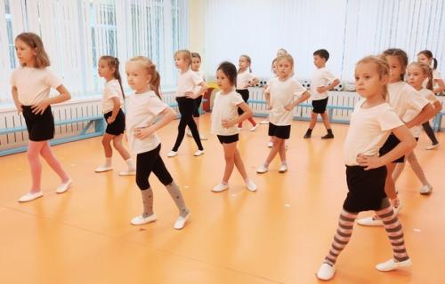 Фитнес аэробика - это ритмичная гимнастика, осуществляемая под веселую музыку. 01