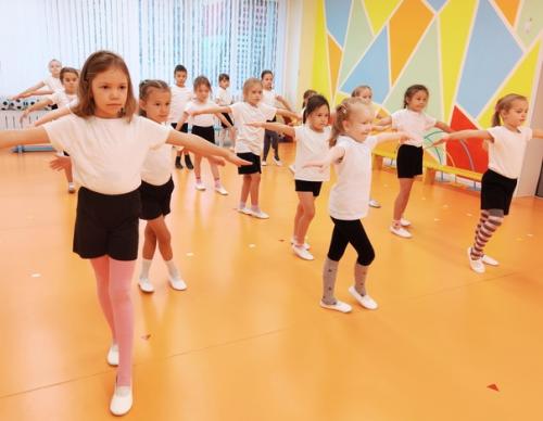 Фитнес аэробика - это ритмичная гимнастика, осуществляемая под веселую музыку. 03