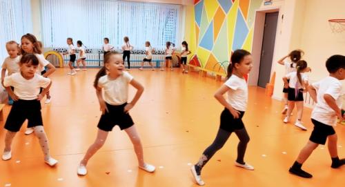 Фитнес аэробика - это ритмичная гимнастика, осуществляемая под веселую музыку. 02