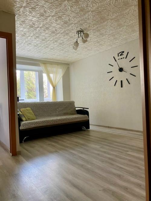 Продаю квартиру, - усть - кинельский, шоссейная 95, 3 этаж в 5 этажном доме, 44, 6 кв, сухая, теплая, не угловая. 04