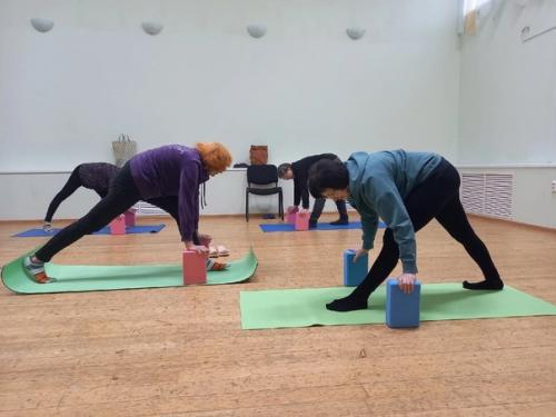 В группе фитнес 55+ провели тренировку по направлению фитнес - йога с использованием блоков. 01