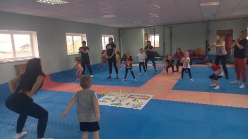 В праздничные выходные в группе Дюймовочка детского сада сказка прошёл тур выходного дня. 03