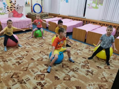 В нашем саду, каждое утро начинается с зарядки. 01 В нашем саду, каждое утро начинается с зарядки. 01