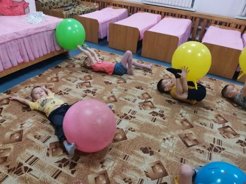 В нашем саду, каждое утро начинается с зарядки. 02 В нашем саду, каждое утро начинается с зарядки. 02