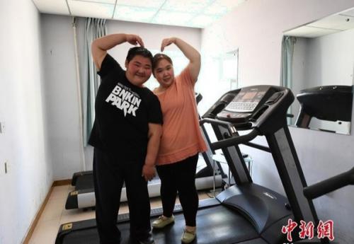 Линь Юэ и его супруга Дэн Ян официально зарегистрированы как самая тяжелая пара на земле. 09 Линь Юэ и его супруга Дэн Ян официально зарегистрированы как самая тяжелая пара на земле. 09