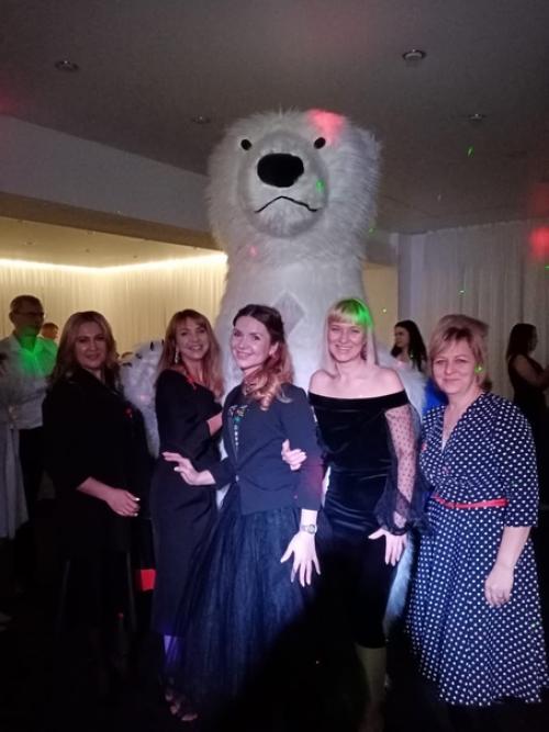 Новый год принято встречать в кругу семьи. 02