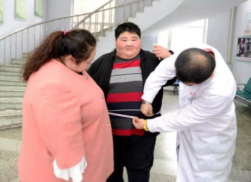 Линь Юэ и его супруга Дэн Ян официально зарегистрированы как самая тяжелая пара на земле. 05 Линь Юэ и его супруга Дэн Ян официально зарегистрированы как самая тяжелая пара на земле. 05