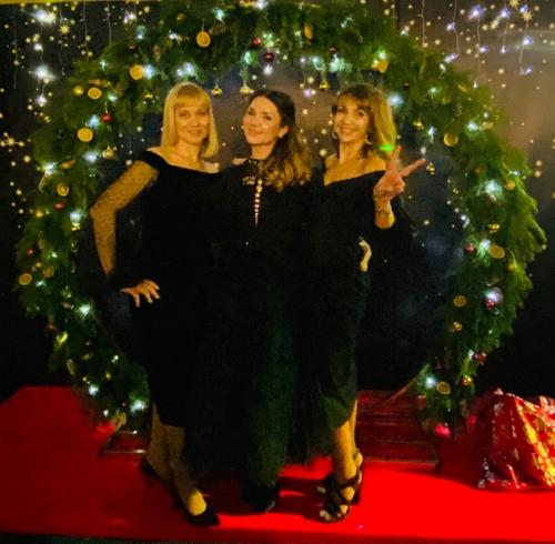 Новый год принято встречать в кругу семьи. 01