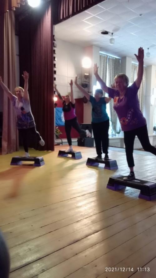 Не смотря на заснеженные улицы после метели, наши спортсменки не пропустили занятие фитнесом, которое состоялось 14 декабря во вторник в клубе вог. 02