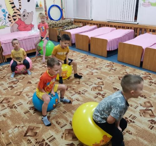 В нашем саду, каждое утро начинается с зарядки. 04 В нашем саду, каждое утро начинается с зарядки. 04