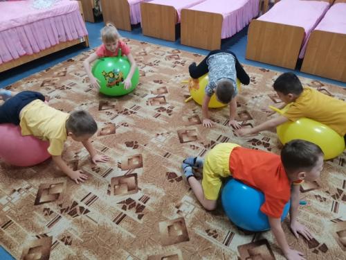 В нашем саду, каждое утро начинается с зарядки. 03 В нашем саду, каждое утро начинается с зарядки. 03