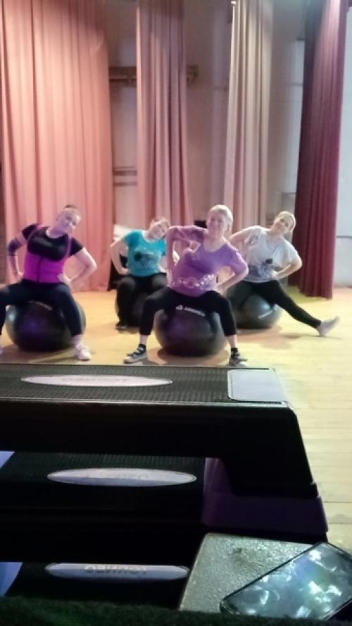 Не смотря на заснеженные улицы после метели, наши спортсменки не пропустили занятие фитнесом, которое состоялось 14 декабря во вторник в клубе вог. 03