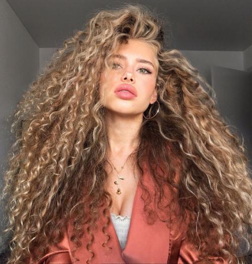 Очень шикарная внешность у девушки! 05