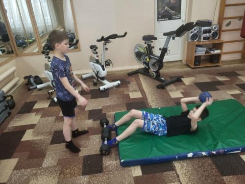 Мы укрепляем здоровье в фитнес - зале. 05