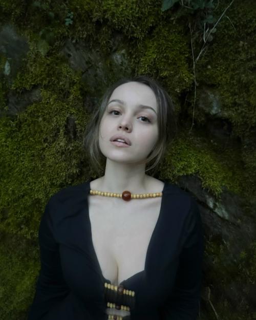 24-Летняя Василина юсковец призналась, что страдает дисморфофобией - расстройством, при котором человек искажённо воспринимает свою внешность. 02