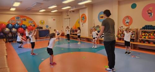 Заниматься физической культурой и спортом полезно в любом возрасте. 09