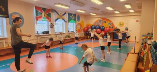 Заниматься физической культурой и спортом полезно в любом возрасте. 03