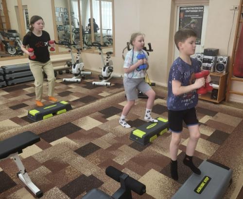 Мы укрепляем здоровье в фитнес - зале. 
