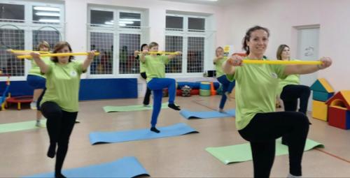 Педагоги кондратовского детского сада Ладошки продолжают осваивать новые фитнес направления. 01