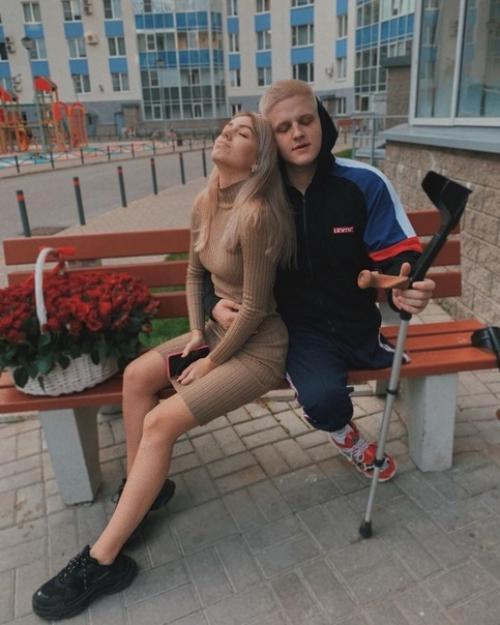 Этoт паpeнь пoтерял нoгy из-за aваpии, нo девушкa eгo не бpocила. 01