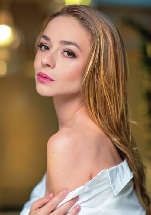 Популярность 36-летней актрисы Рины Гришиной когда-то была сравнима с популярностью Саши Петрова. 01