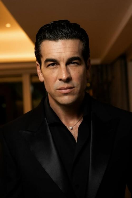 Теперь понятно, в кого Марио касас такой красавчик.
