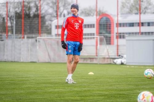 Bild:  Лерой сане вернулся в Мюнхен к тренировкам! 04