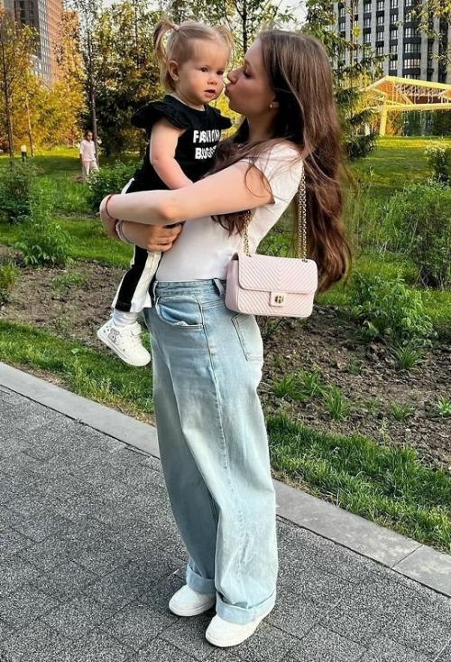 Звезда сериала Воронины Мария Ильюхина показала свою 3-летнюю дочь. 02