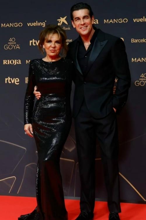 Теперь понятно, в кого Марио касас такой красавчик. 01