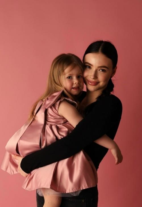 Звезда сериала Воронины Мария Ильюхина показала свою 3-летнюю дочь. 01