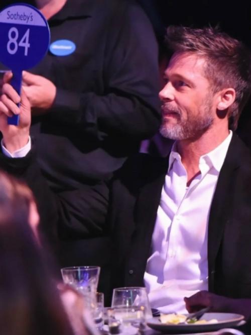 Брэд питт однажды был готов заплатить $120 000 за приватный просмотр сериала игра престолов вместе с Эмилия Кларк. 02