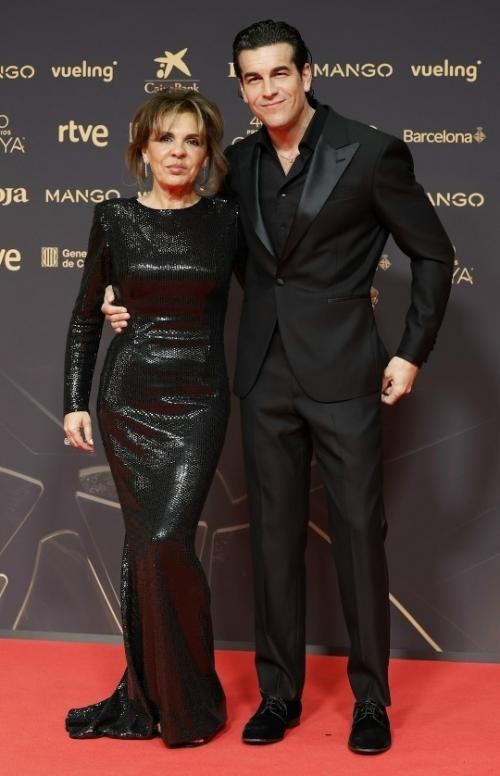 Теперь понятно, в кого Марио касас такой красавчик. 03