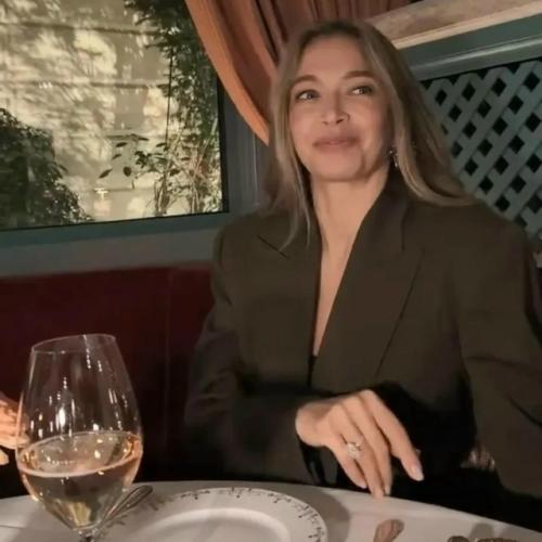 Вера Брежнева продемонстрировала ювелирное украшение от свежего поклонника, чье состояние превышает богатство Меладзе.

