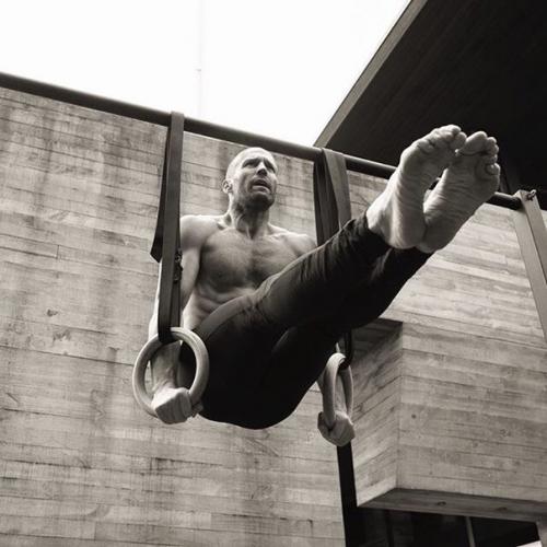 Джейсон стэтхем - один из самых известных английских актёров современности, который на протяжении многих лет держит себя в отличной форме. 04 Джейсон стэтхем - один из самых известных английских актёров современности, который на протяжении многих лет держит себя в отличной форме. 04