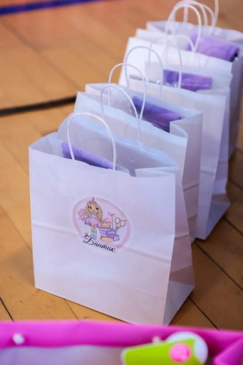 Отдельную благодарность хочется выразить спонсорам нашего турнира, предоставившим специальные призы для участниц наших соревнований. 05