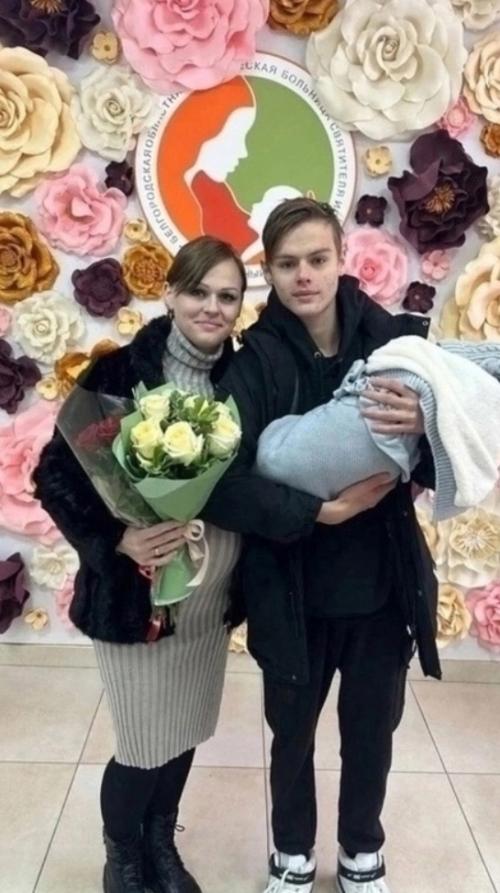 Когда в семье родился малыш, отец находился вдали от дома.  