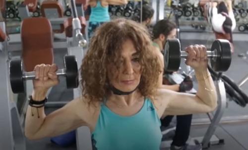 Женщина в 88 лет устроилась работать фитнес - инструктором. 02