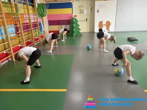 В нашем детском саду успешно проходят занятия кружка Фитнес для Детей под руководством инструктора физической культуры! 03