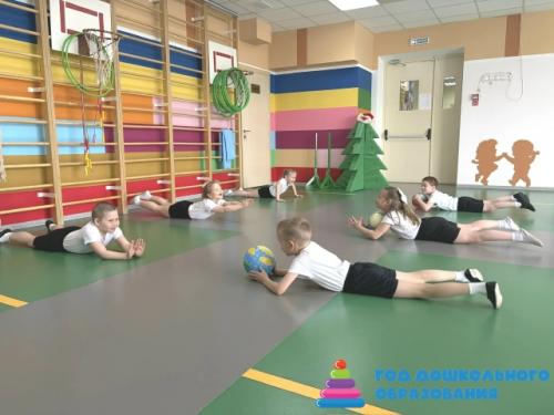 В нашем детском саду успешно проходят занятия кружка Фитнес для Детей под руководством инструктора физической культуры! 04