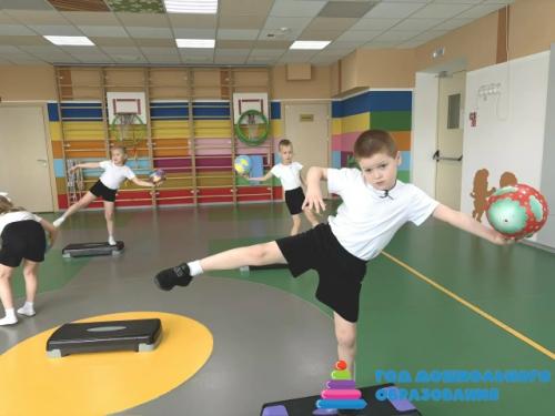 В нашем детском саду успешно проходят занятия кружка Фитнес для Детей под руководством инструктора физической культуры! 02