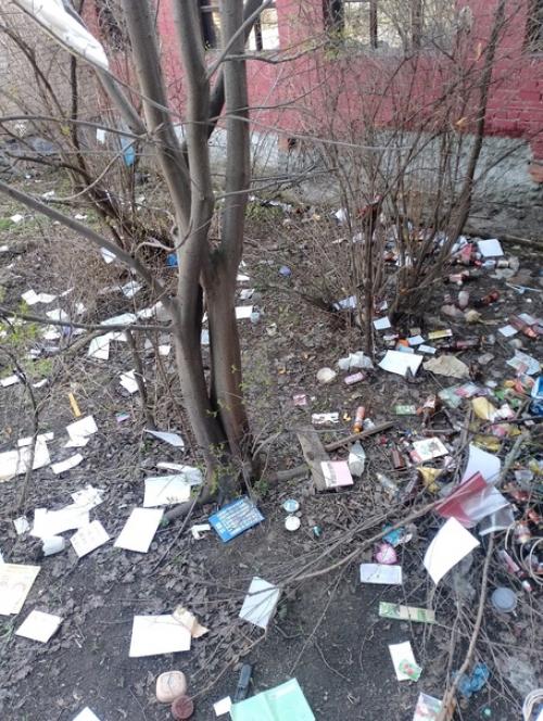 Подписчица Диана прислала фотографии ужаса, который творится у дома по ул. советских космонавтов, 1, рядом с фитнес - залом. 01