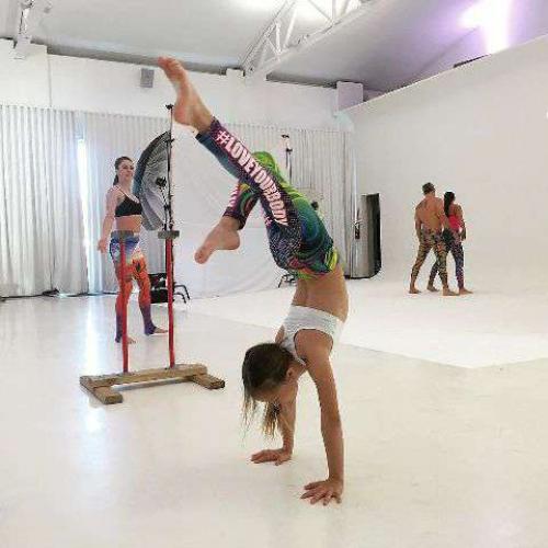 9-Летняя милла биззотто из Майами преодолела марафон, который включает в себя 58 км бега, 8 км плавания, все это с 25-тью препятствиями! 09