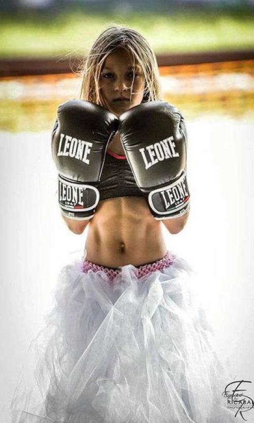 9-Летняя милла биззотто из Майами преодолела марафон, который включает в себя 58 км бега, 8 км плавания, все это с 25-тью препятствиями! 03